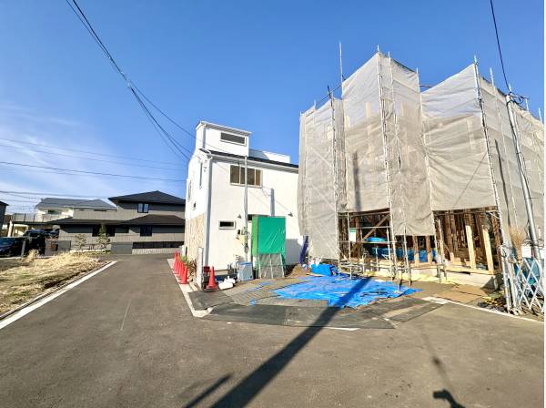 前面道路もゆったりで陽当たり良好です。