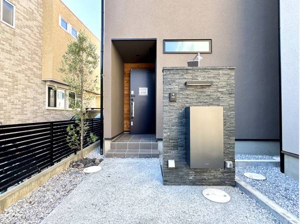 存在感のある門柱が素敵です