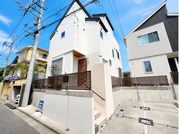 白を基調とした爽やかな外観デザイン。リフォーム済み物件です。