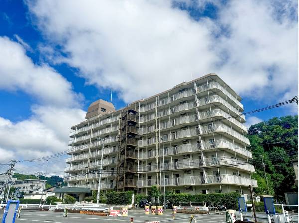 翠に囲まれた立地に佇んでいます