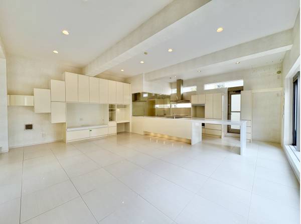 リビングダイニングは床暖房付きです。寒さが厳しい季節に活躍します。