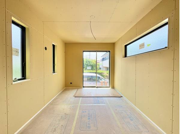 陽光を沢山取り込める大きな窓を設置、明るい居室です