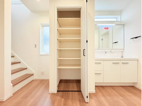 キッチン裏手には水廻りを集約！家事楽ハウス