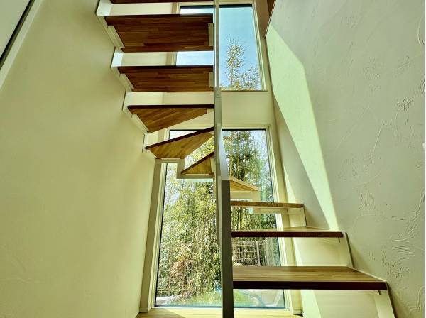 階段の前の大きな窓が、外と自然を感じさせてくれます。