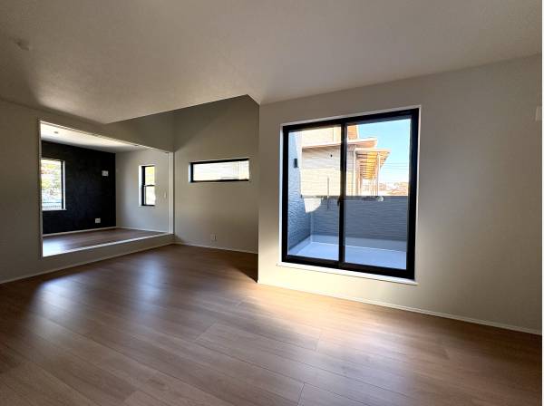 リビングとバルコニーがつながり、開放感が広がります