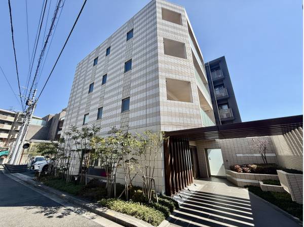 存在感を放つ外観。自然と目を引くデザインです