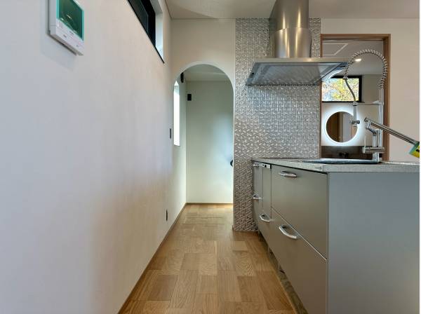 使い勝手の良いキッチンの奥にはパントリーも完備