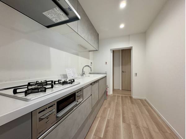 回遊動線のキッチン。水回りも新規リフォーム済み