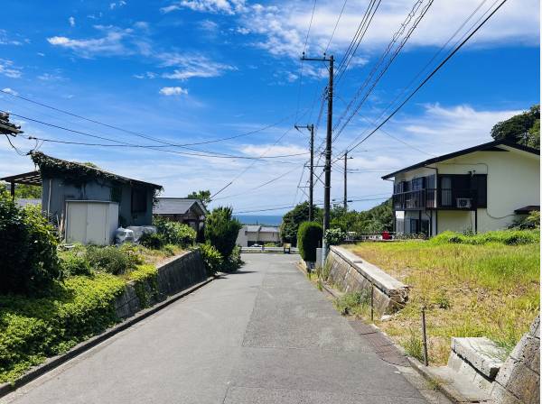 道路幅員約5ｍ、広くて開放感があります