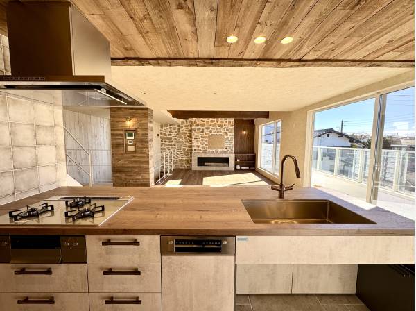 光が降りそそぐ大空間。キッチンからはリビングが見渡せます