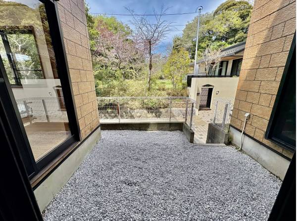 中庭があり、目の前には桜が咲いている隣の庭が有ります！