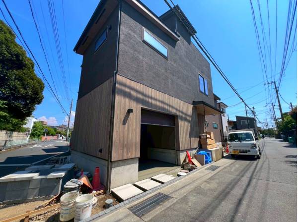 角地に佇む高級感漂う邸宅