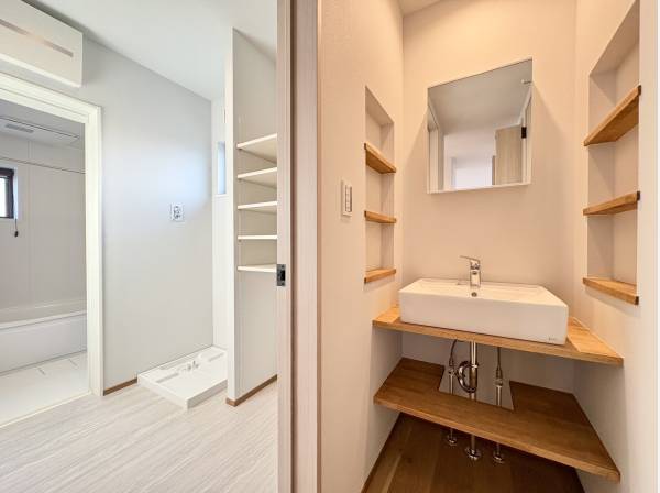 独立洗面台とパウダールーム