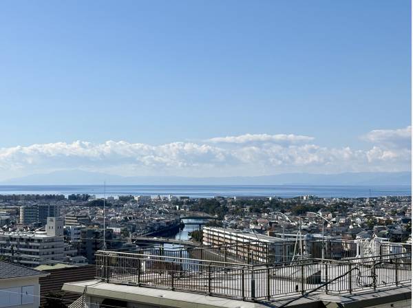 海・江ノ島・富士山を眺める現地です。