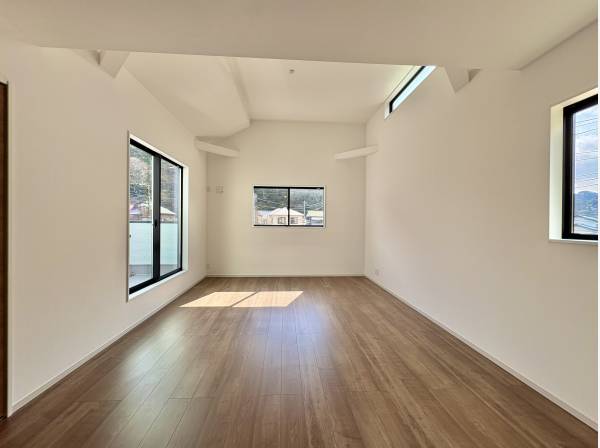 勾配天井が解放感を演出します。