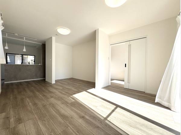 光と風が抜ける開放的LDK。居心地の良さが魅力。