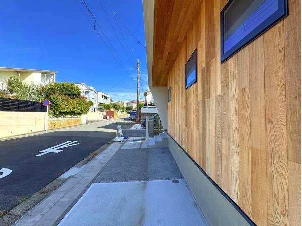 建物正面に一部板張りを用い表情豊かに。