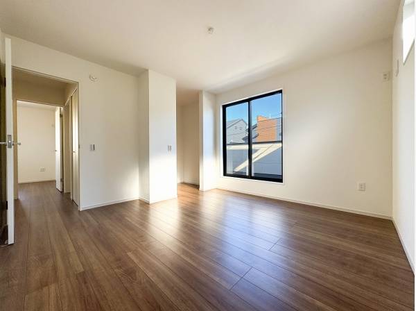 ゆったりと過ごせそうな約9帖の洋室は陽光に包まれ心地よい空間