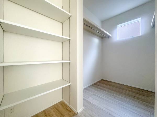 換気のできる窓を備えたオープンタイプのWIC