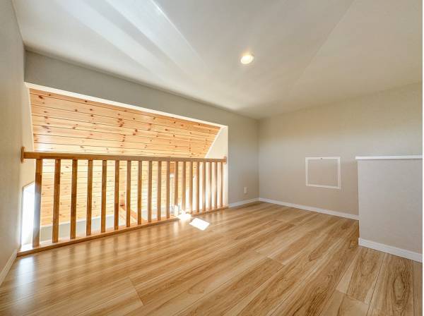 リビングを見下ろせるロフトは収納やキッズスペースにぴったり