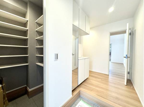 大容量のシューズクロークを完備