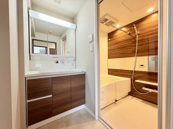 大きな洗面台は日々の準備も快適に