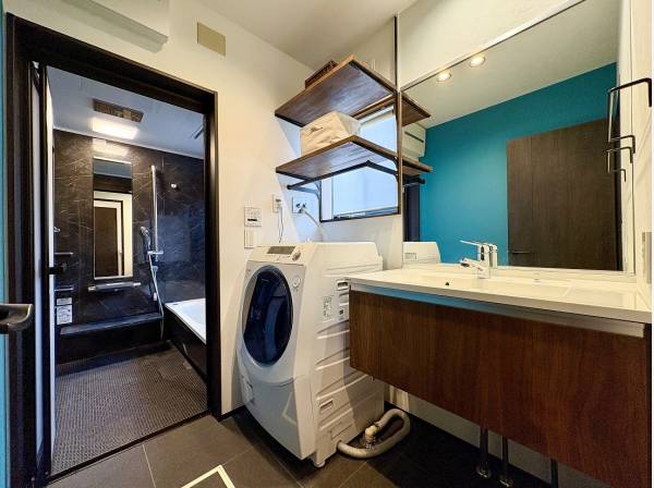 足元に心地よい抜け感をもたらすフロートタイプの洗面化粧台