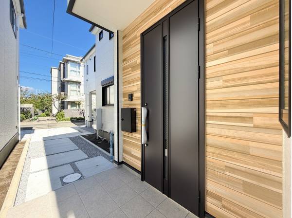 木のぬくもりが出迎えるモダンなエントランスデザイン