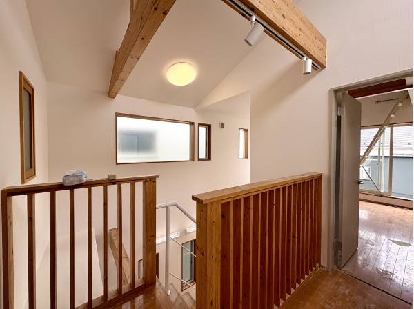 梁がおしゃれな空間を演出する吹き抜け空間