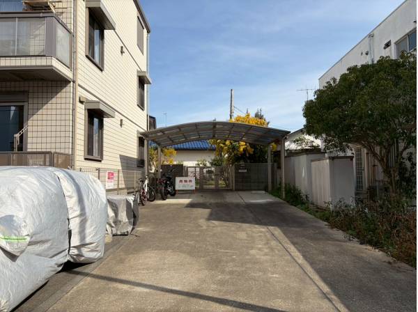 屋根付き並列2台と青空並列2台の広大なカースペース！