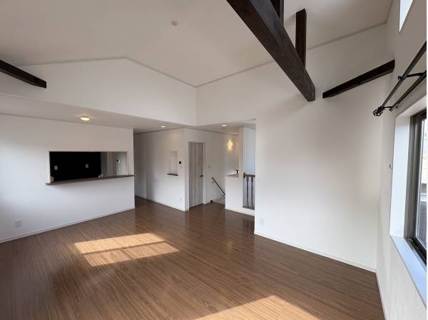 LDKもお洒落で、日当たりもいいですよ。