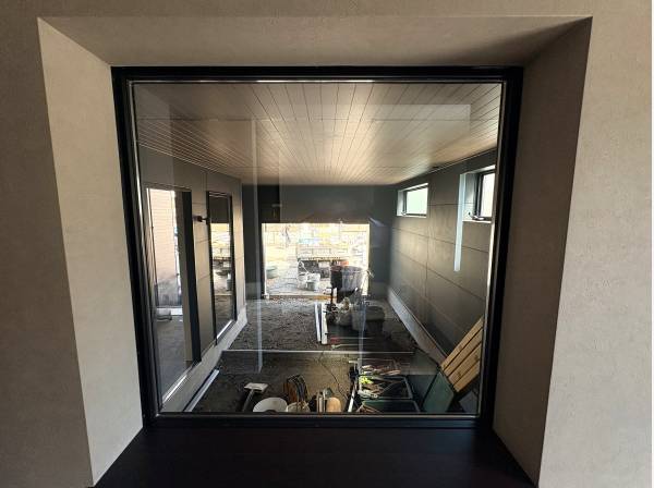 室内から愛車を眺められる、趣味を楽しむための贅沢なガレージハウス