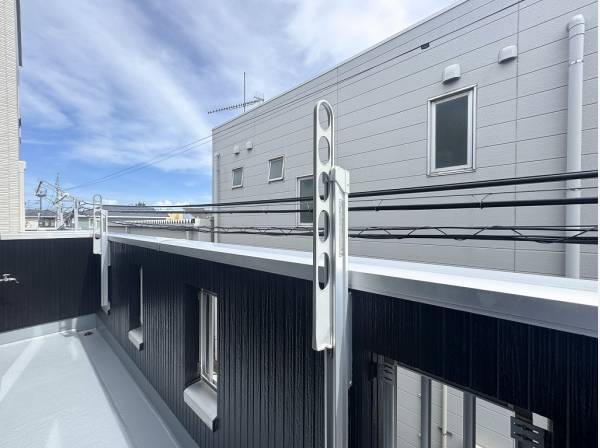 陽当たりの良い南バルコニーは大きな寝具も気持ちよく干せそう