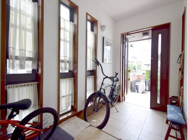 自転車やサーフボードも置ける開放的な玄関スペース