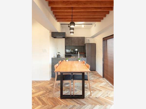 会話も料理も愉しめるスタイリッシュなオープンキッチン