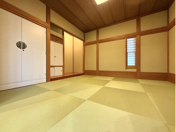 い草の香りが心地よい本格的な和室 床の間や違い棚など伝統的な設えが魅力