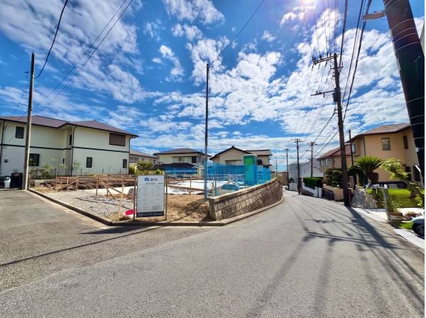 七里ガ浜の高台に佇み開放感ある１邸になります。