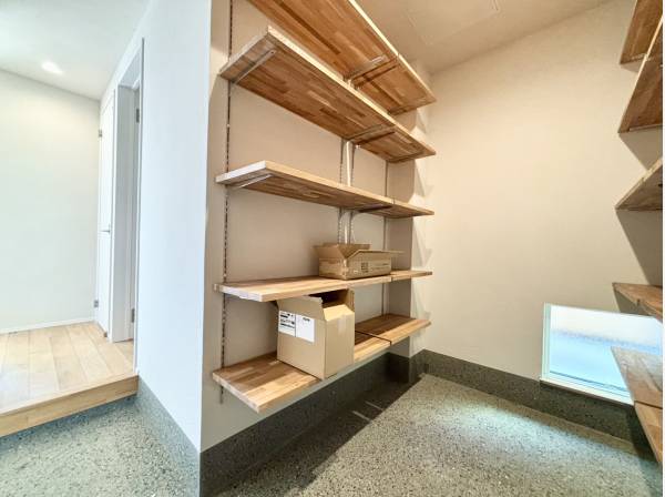 収納スペース豊富な玄関スペース