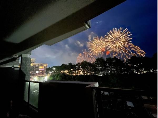 こんなに近くで打ちあがる花火を涼しい室内で鑑賞できます