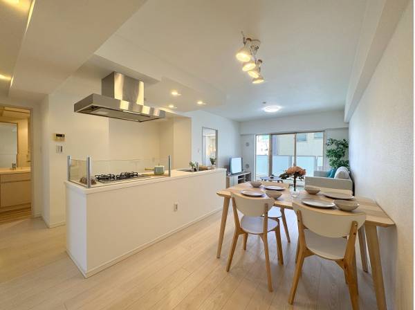 クリアパネルや白を基調とした爽やかなオープンキッチン