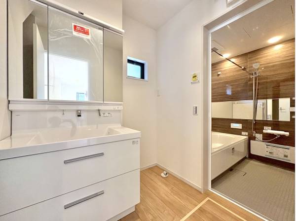清潔感ある洗面空間と機能性備えたバスルーム。