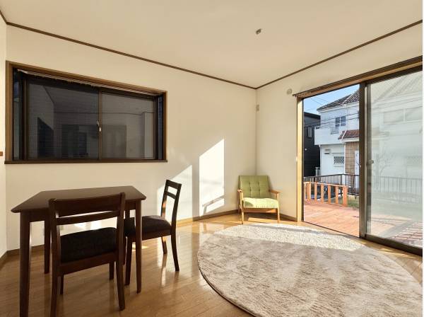 デッキとつながる開放感あふれるLDK