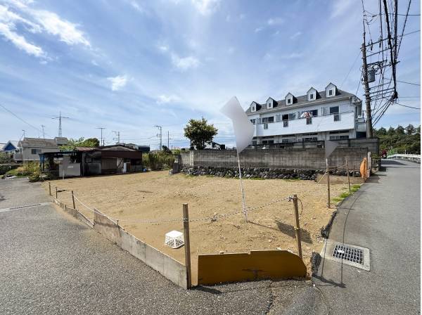 見通しの良い角地 周辺は穏やかな環境が広がります