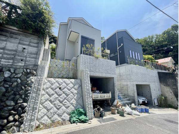 住宅は高台に位置します