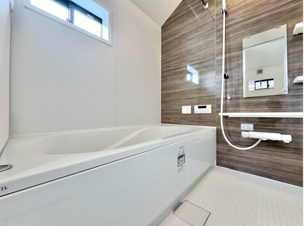 窓付きのバスルーム。明るさと清潔感を両立した癒しの空間。