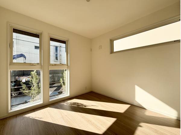 二面採光で陽当たり良好でございます。