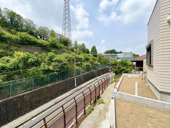 道路とは高低差があり開放的です