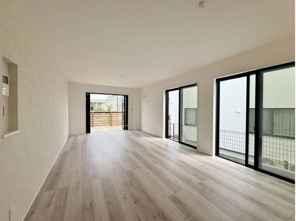 LDKは約19帖ウッドデッキと繋がった開放感ある空間