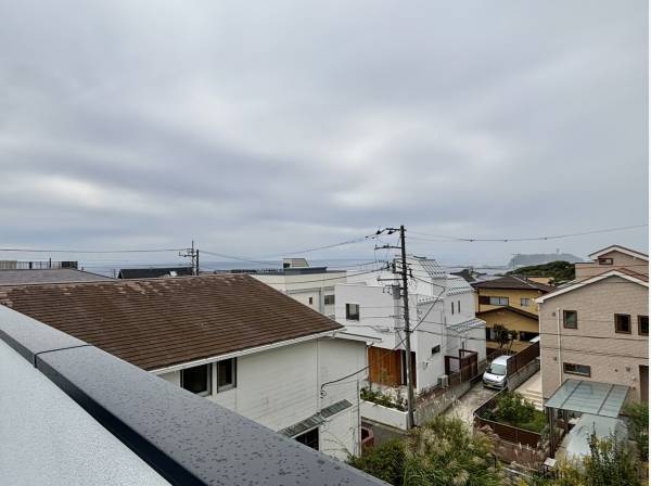 曇っていますが、海と江ノ島を想像以上に望めます