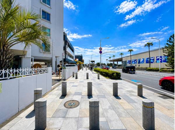 海沿いの開放的なロケーション、湘南らしい街並みが広がる。